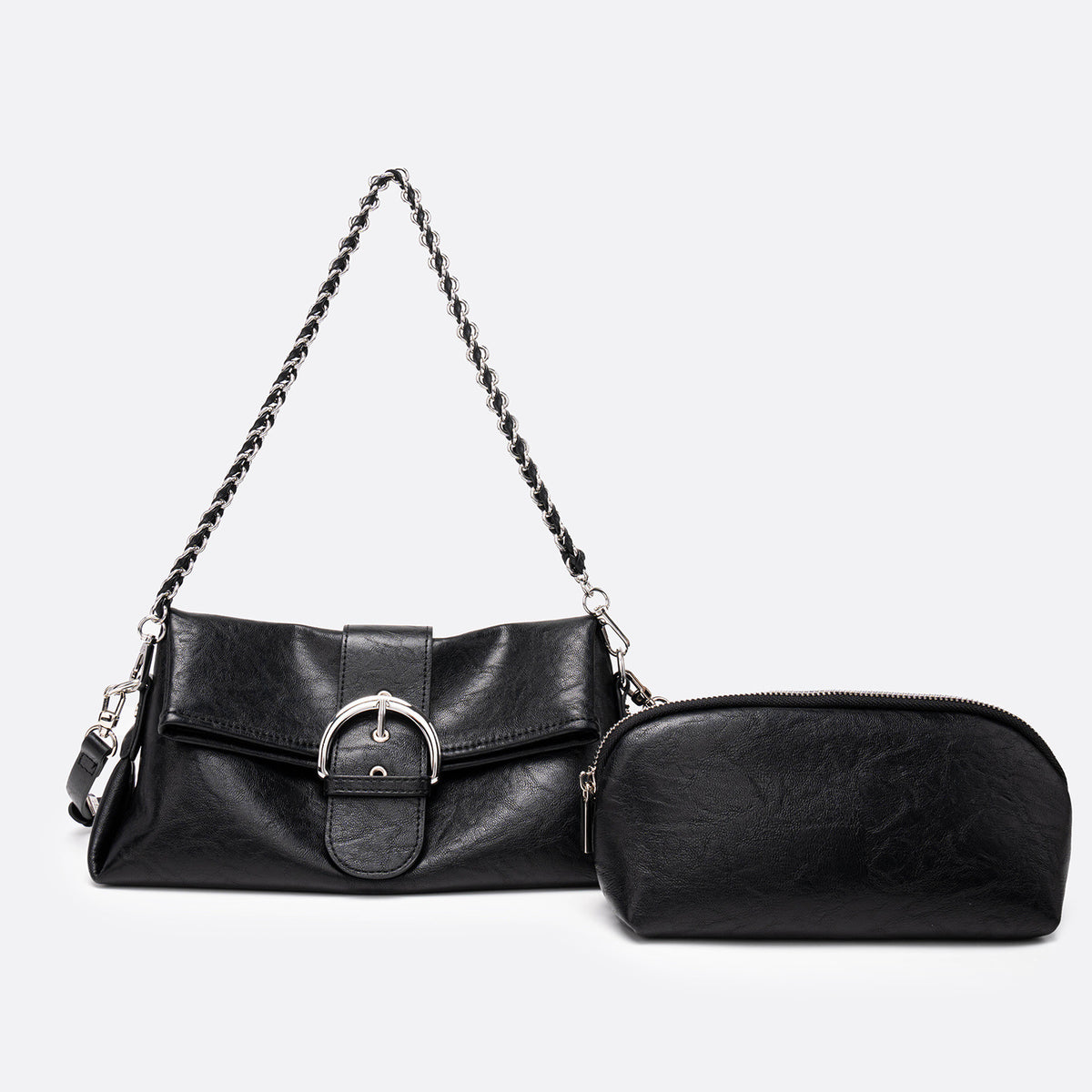 Schwarze strukturierte Mini-Schultertasche in quadratischer Form mit übergroßer Klappenschließe, Kettenriemen und passendem Reißverschlusstäschchen aus glattem genarbtem