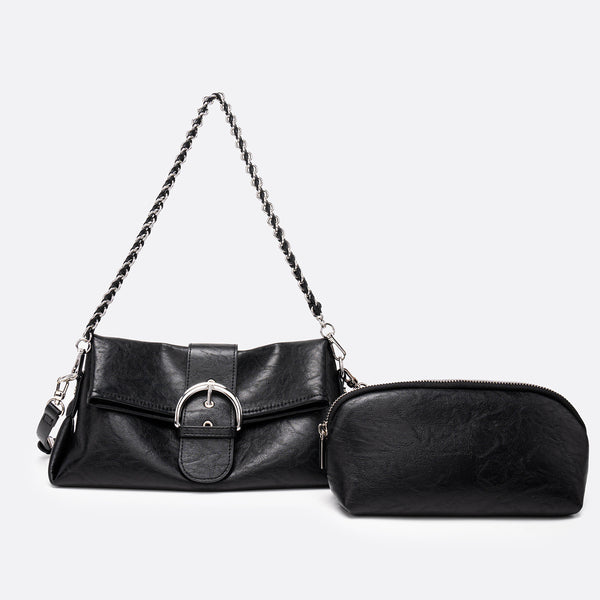 Schwarze strukturierte Mini-Schultertasche in quadratischer Form mit übergroßer Klappenschließe, Kettenriemen und passendem Reißverschlusstäschchen aus glattem genarbtem