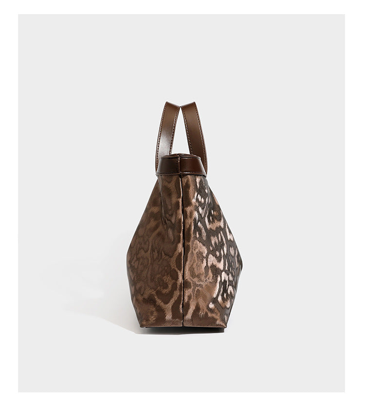 Glänzende Tote-Bag mit Leopardenmuster, dunkelbraunem Besatz in Lederoptik und zwei Tragegriffen, Detailansicht 10