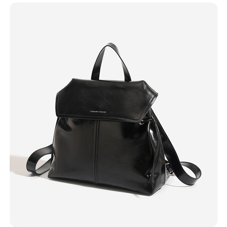 Strukturierte Rucksacktasche mit Überschlag in Used-Lederoptik, seitlichen Kordelzügen und silberfarbenen Metalldetails, Detailansicht