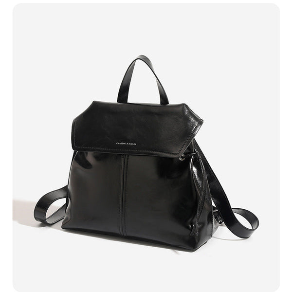 Strukturierte Rucksacktasche mit Überschlag in Used-Lederoptik, seitlichen Kordelzügen und silberfarbenen Metalldetails, Detailansicht