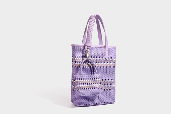 Kleine, formstabile Korb-Shopper-Tasche aus geflochtenem Material mit umwickelten Griffen in Lederoptik und silberfarbenen Verschlussbeschlägen, Detailansicht 40
