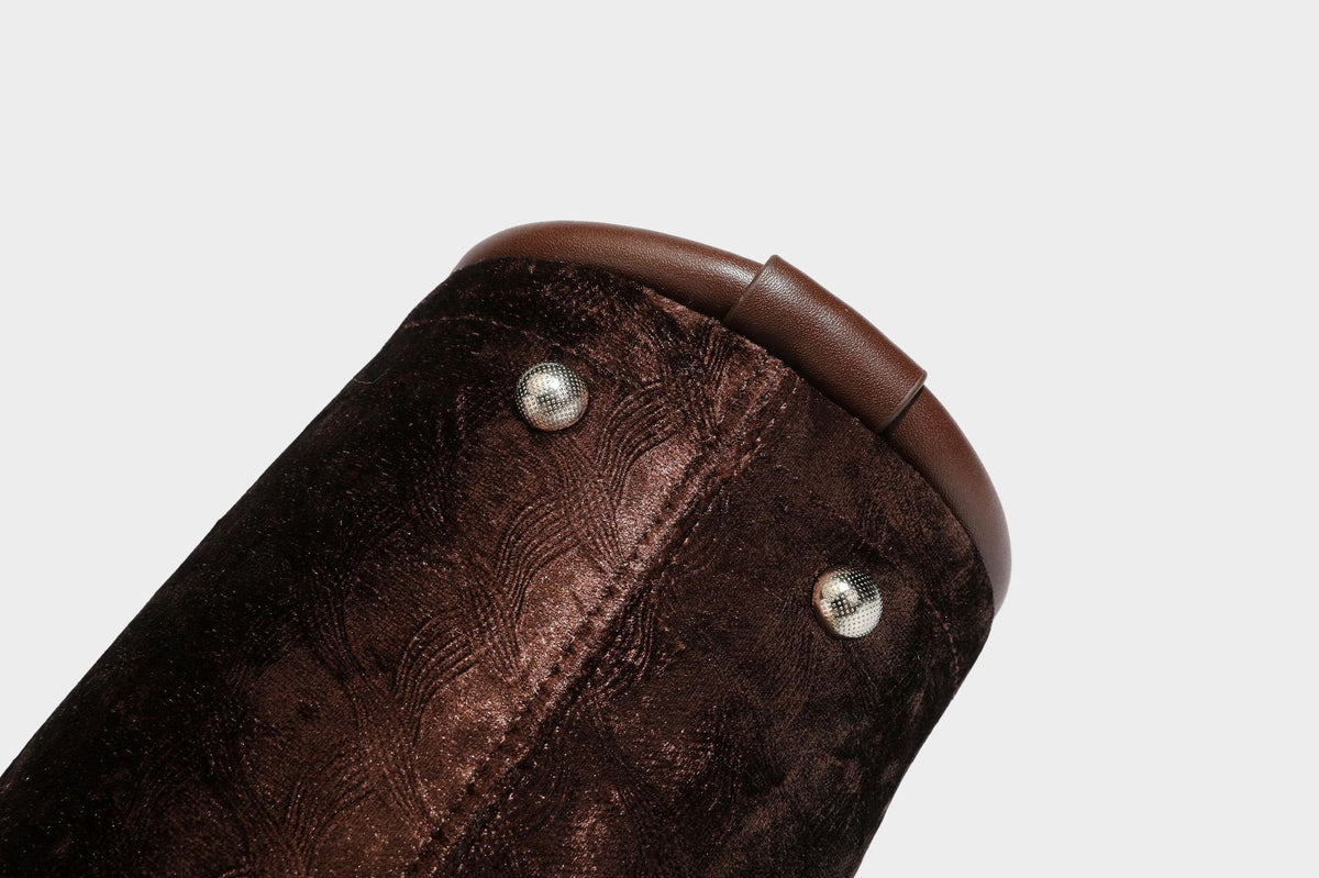 Kleine, strukturierte Henkeltasche mit samtartiger Oberfläche in Braun, geknoteten Henkeln, Fronttasche mit Klappe und abnehmbarem Detail