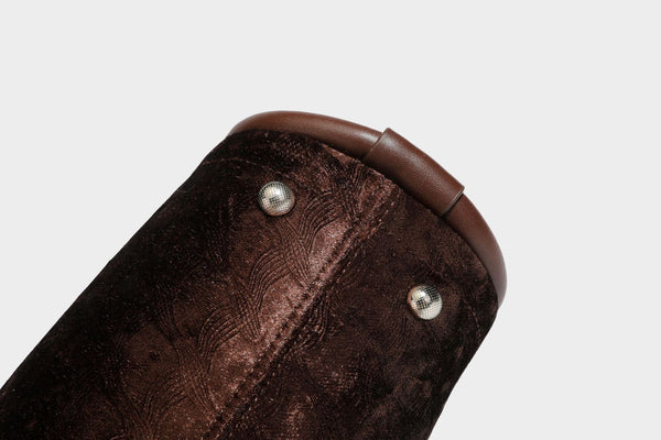 Kleine, strukturierte Henkeltasche mit samtartiger Oberfläche in Braun, geknoteten Henkeln, Fronttasche mit Klappe und abnehmbarem Detail