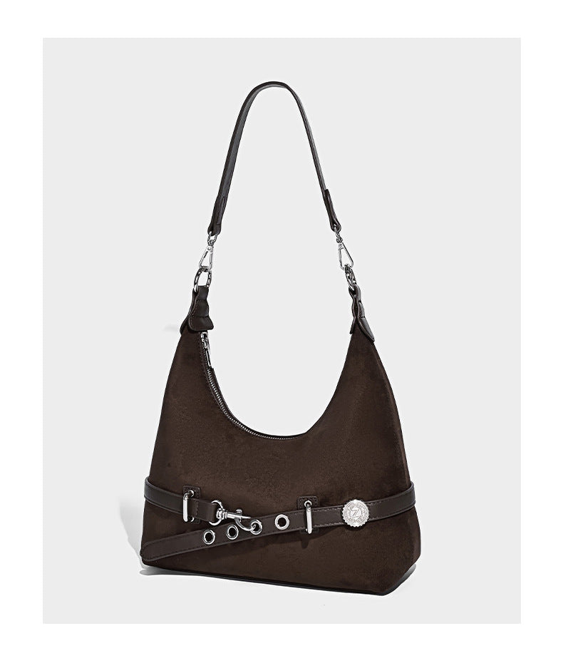 Hobo-Schultertasche in Dunkelbraun mit velourslederartiger Oberfläche, silberfarbener Gürtelschnalle und Ösenbeschlägen, verstellbarem Riemen, Detailansicht 8