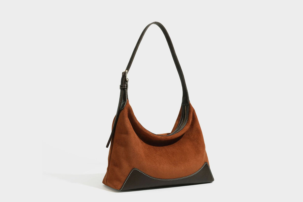 Lässig fallende Hobo-Schultertasche in warmem Braun mit dunkler Kontrastverzierung in Lederoptik, geschwungenem Reißverschluss und langem, detail