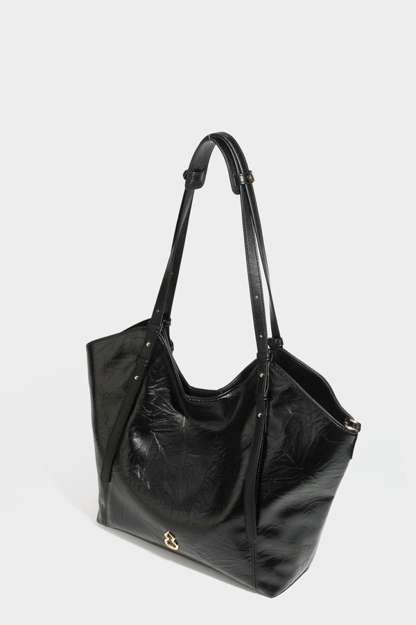 Große, glänzende Tote-Bag aus schwarzem Lederimitat mit geknitterter Optik, lässig fallender Trapezsilhouette, zwei Schulterriemen und goldfarbenen