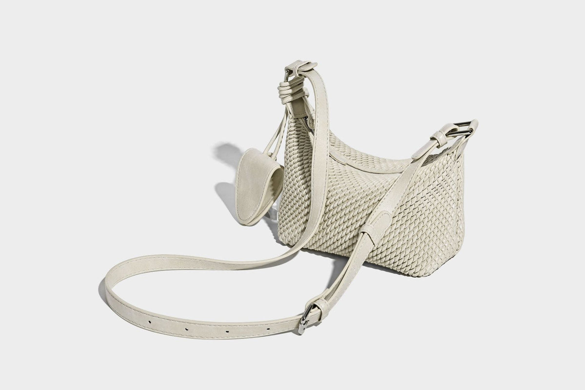 Hobo-Schultertasche in Halbmondform mit Webstruktur, geknotetem Tragegriff, befestigter kleiner Tasche mit Überschlag und verstellbarem Riemen in warmem