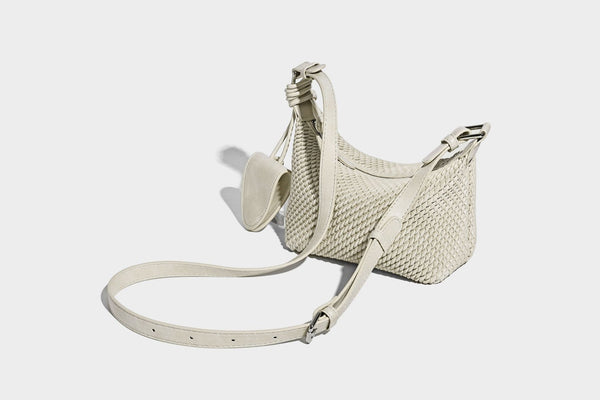 Hobo-Schultertasche in Halbmondform mit Webstruktur, geknotetem Tragegriff, befestigter kleiner Tasche mit Überschlag und verstellbarem Riemen in warmem