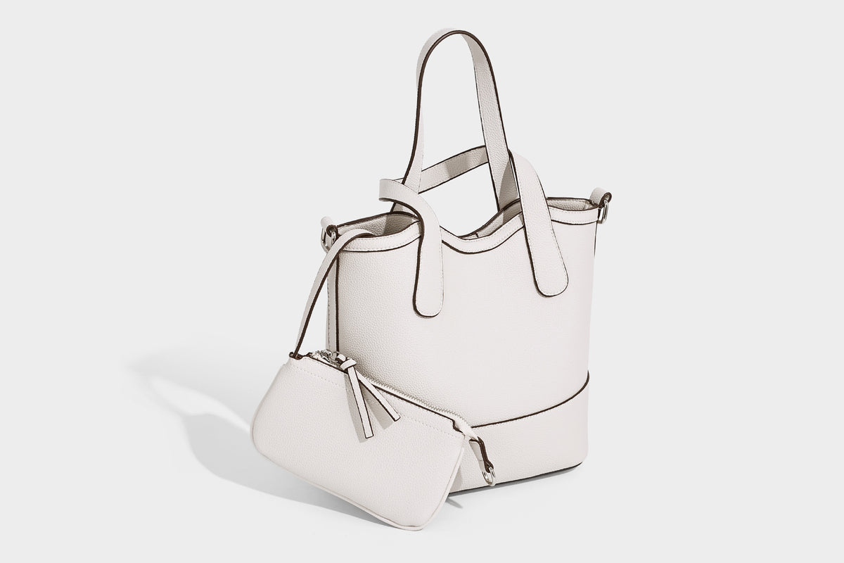 Formstabiler Shopper mit genarbter Oberfläche in Karamellbraun, zwei Henkeln, abnehmbarem Crossbody-Riemen und abnehmbarem Reißverschluss