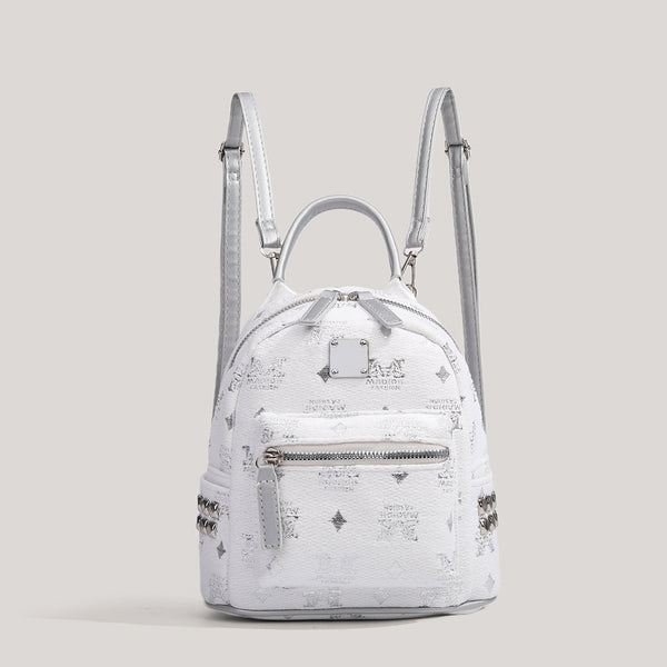 Kleiner strukturierter silberfarbener Mini-Rucksack in Kuppelform mit genarbter Prägeoptik, Beschlägen in Silberoptik, Tragegriff und vorderer Reißverschlusstasche