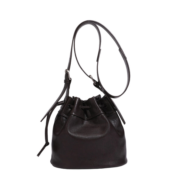 Kleine dunkelbraune Beuteltasche mit langem verstellbarem Crossbody-Riemen und silberfarbenen Beschlägen, Detailansicht 5