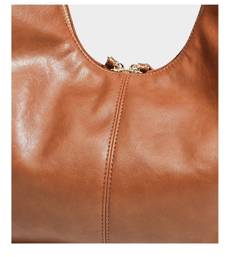 Lässig fallende Hobo-Schultertasche mit strukturierter Wildlederoptik, Reißverschluss oben, Quasten-Zippern und goldfarbenem, verstellbarem