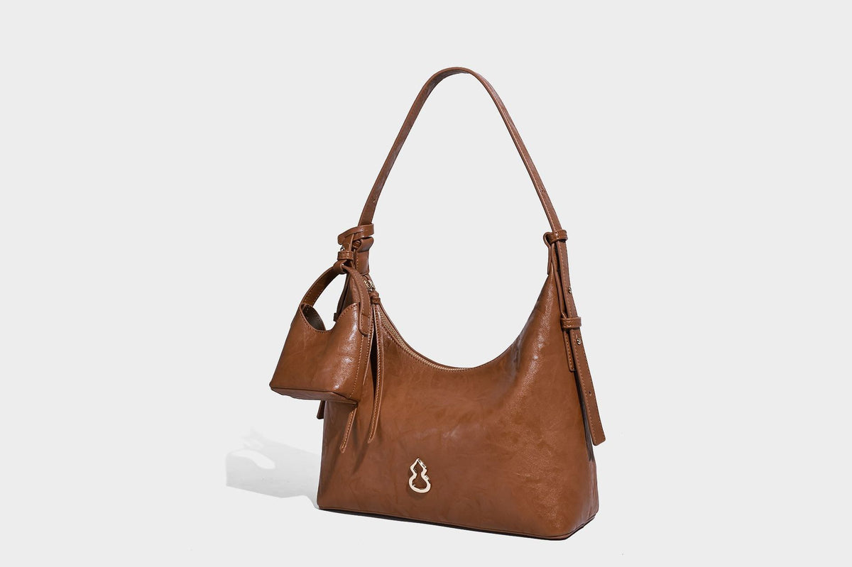 Glänzende Hobo-Schultertasche in Lederoptik mit abnehmbarem Mini-Etui und Logo-Beschlägen in Goldoptik, Detailansicht 16