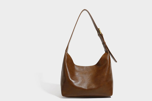 Dunkelbraune, weich fallende Hobo-Schultertasche mit strukturierter Oberfläche in Velourslederoptik, glatten Besätzen in Lederoptik und Details in Antikgoldoptik