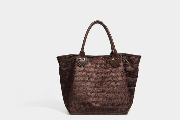Shopper mit Muschelmuster-Prägung und samtartiger Haptik, abgerundeten Henkeln in Lederoptik und abnehmbarem Schulterriemen, Detailansicht 26