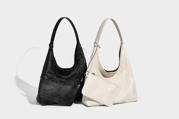 Lässige Hobo-Schultertasche in Elfenbein mit geprägter Lederoptik, einem Schulterriemen und abnehmbarer Reißverschlusstasche mit