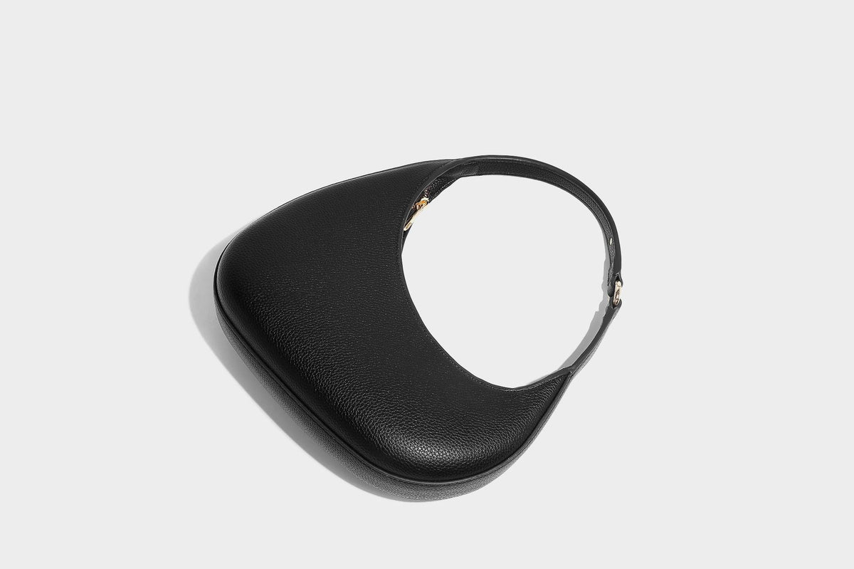 Sichelförmige Halbmond-Hobo-Schultertasche in genarbter Lederoptik mit schmalem Riemen und goldfarbenen Reißverschlussdetails, Detailansicht