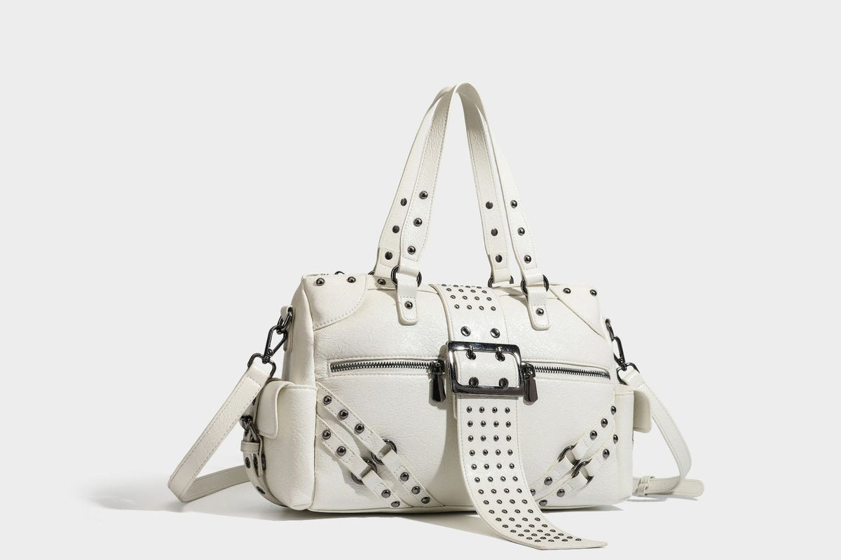 Strukturierte Moto-Satchel mit Nieten, Schnallenriemen, zwei Tragegriffen und abnehmbarem Crossbody-Riemen aus glattem Material mit Detail