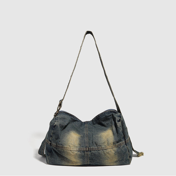 Lässig fallende Schultertasche aus gewaschenem Denim mit verwaschener, Used-Optik, Reißverschluss oben und verstellbarem Riemen in Antik-Messingoptik