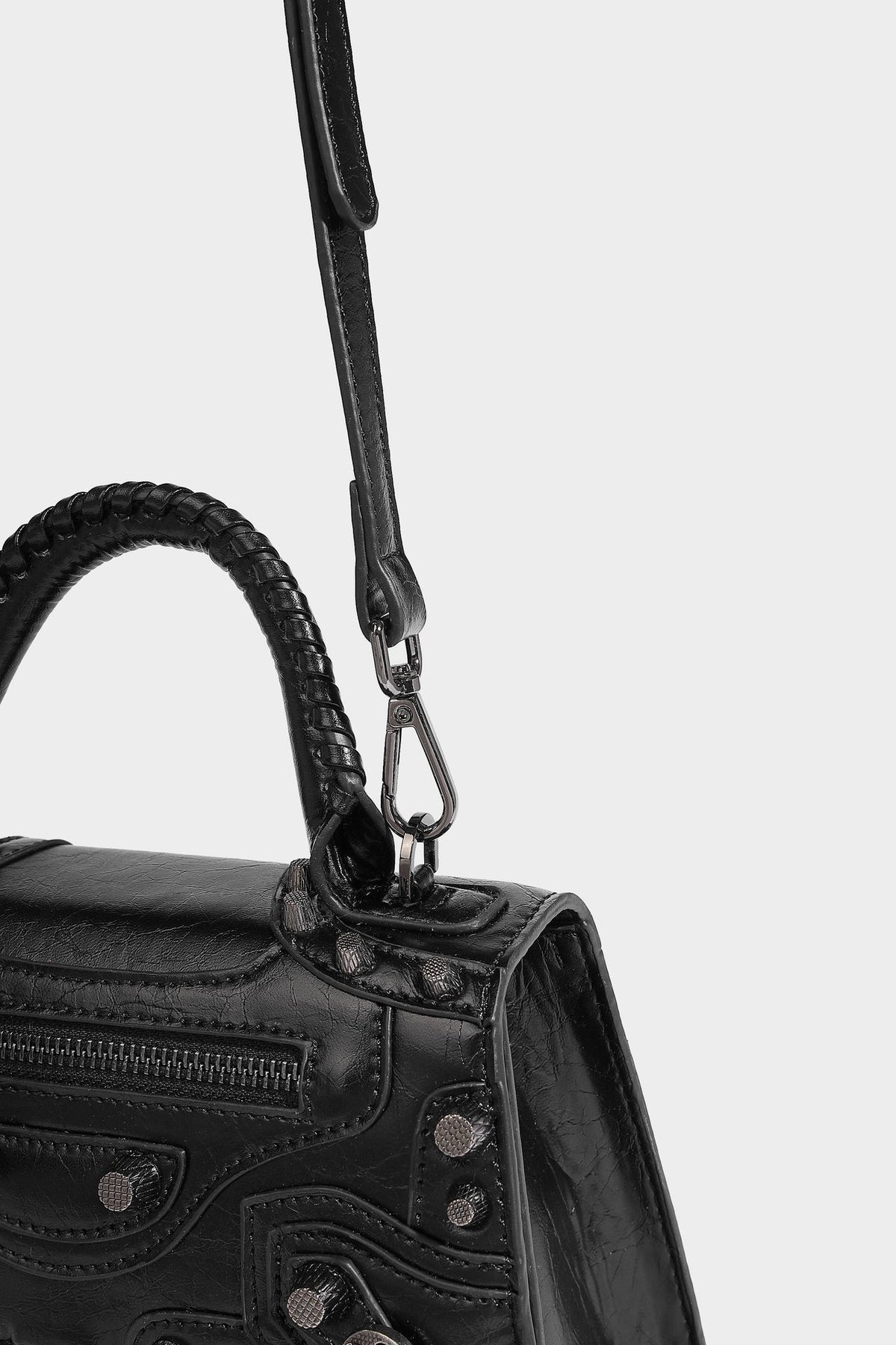 Strukturierte Trapez-Handtasche mit silberfarbenen Nieten, B-Logo-Verschluss, geflochtenem Tragegriff und abnehmbarem Schulterriemen