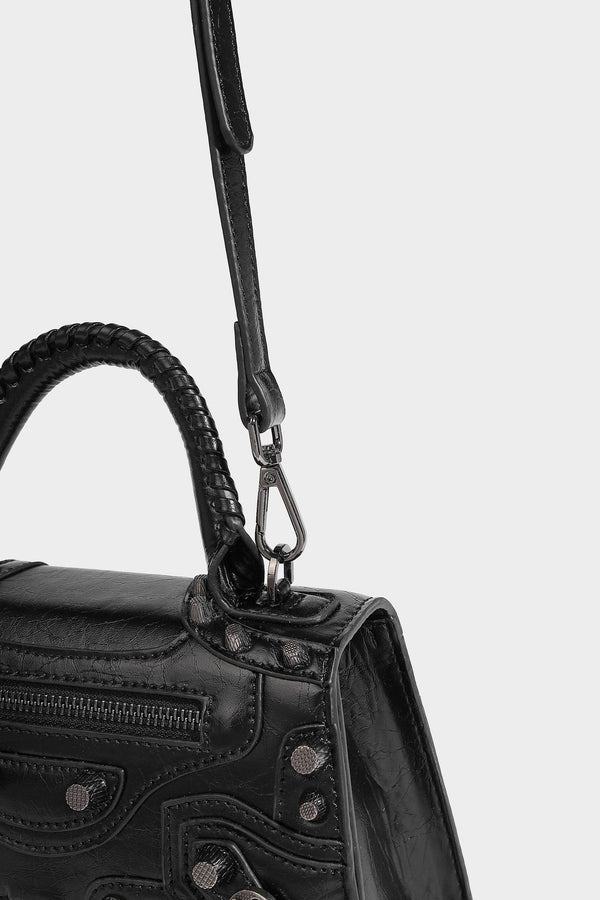 Strukturierte Trapez-Handtasche mit silberfarbenen Nieten, B-Logo-Verschluss, geflochtenem Tragegriff und abnehmbarem Schulterriemen