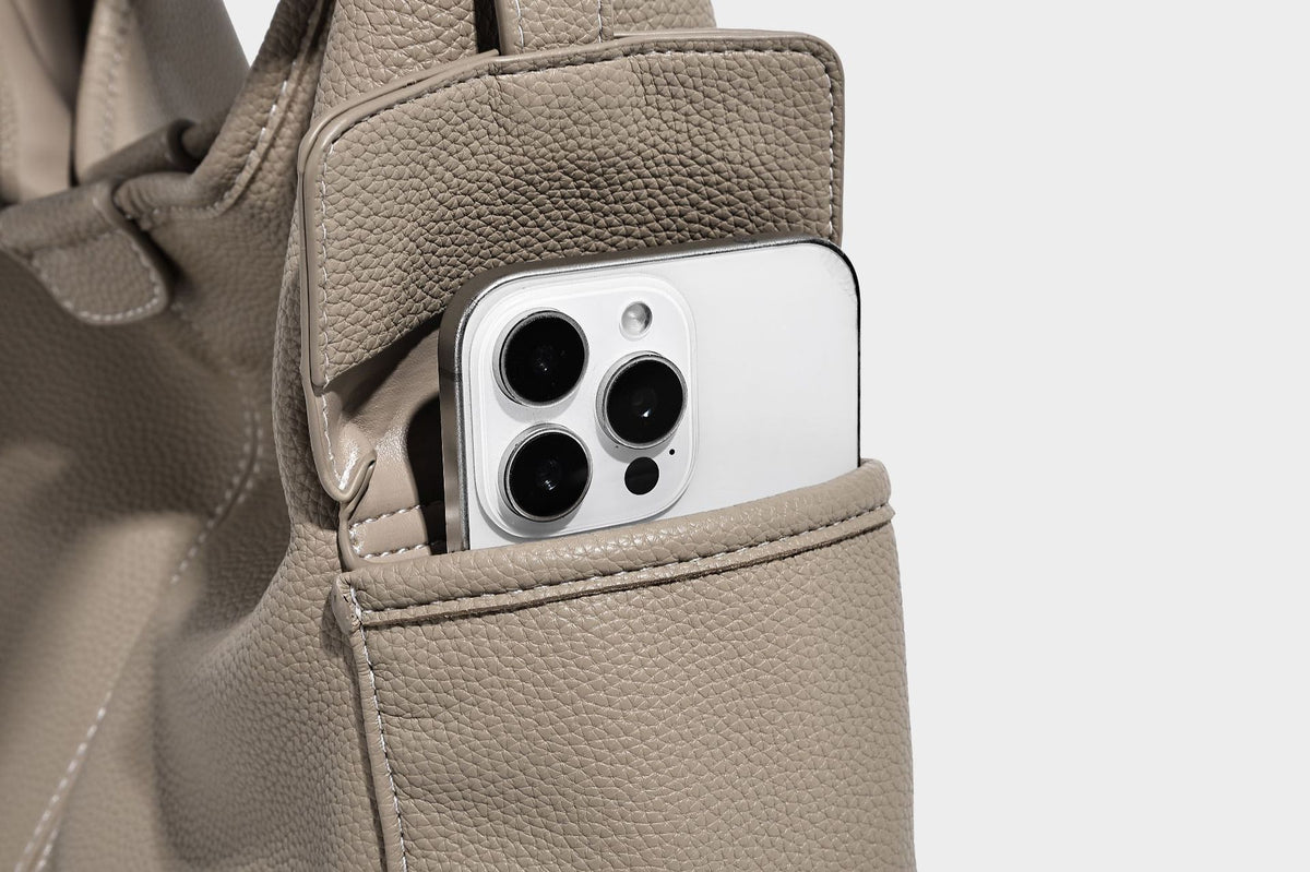 Große, lässig fallende Hobo-Schultertasche in genarbter Lederoptik mit langem Schulterriemen und seitlicher Klappentasche mit Metalldetail