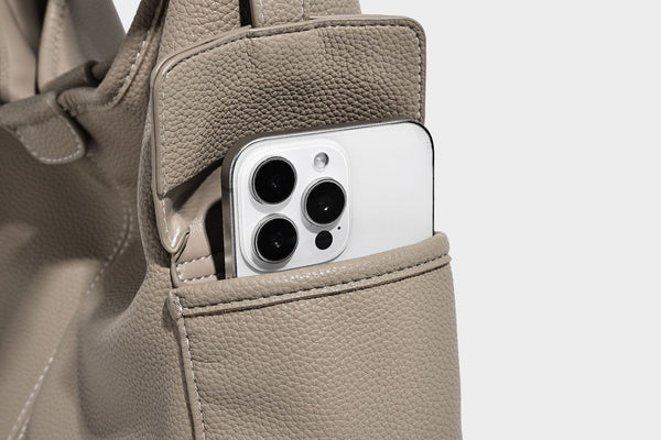 Große, lässig fallende Hobo-Schultertasche in genarbter Lederoptik mit langem Schulterriemen und seitlicher Klappentasche mit Metalldetail