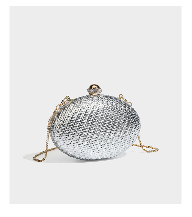 Kleine, ovale, metallisch gewebte Clutch mit juwelenbesetztem Bügelverschluss in Goldoptik und abnehmbarem Kettenriemen, Detailansicht 16