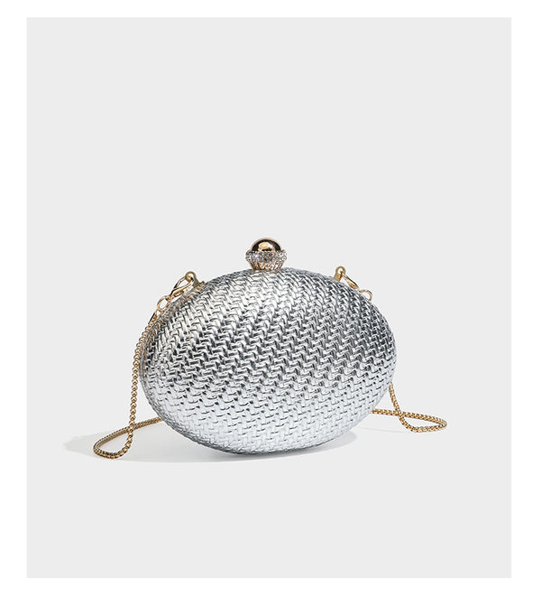 Kleine, ovale, metallisch gewebte Clutch mit juwelenbesetztem Bügelverschluss in Goldoptik und abnehmbarem Kettenriemen, Detailansicht 16