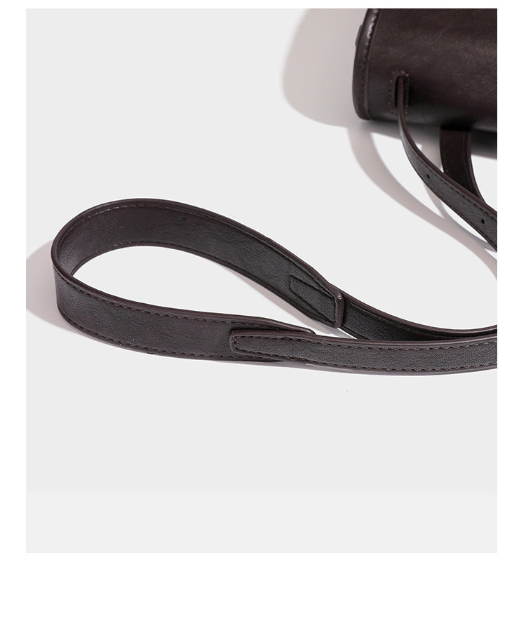 Strukturierte Satchel-Tasche mit Überschlag aus dunkelbrauner, glänzender Lederoptik, kurzem Tragegriff und langem, verstellbarem Schulterriemen