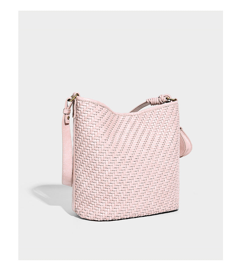 Lässig fallende, gewebte Hobo-Schultertasche in Beutelform in Pink mit abnehmbarem Mini-Etui und goldfarbenen Beschlägen, Detailansicht 18