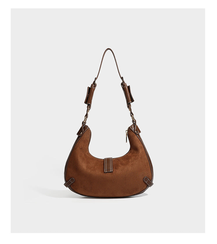 Halbmondförmige Schultertasche in hellbrauner Velourslederoptik mit weißen Kontrastnähten, goldfarbenen Schnallen und