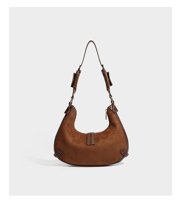 Halbmondförmige Schultertasche in hellbrauner Velourslederoptik mit weißen Kontrastnähten, goldfarbenen Schnallen und