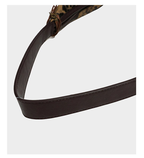 Weich fallende Hobo-Tote-Bag mit Leopardenmuster in Beige und Braun, dunkelbraunem Riemen in Lederoptik und herabhängenden Perlenanhänger-Beschlägen
