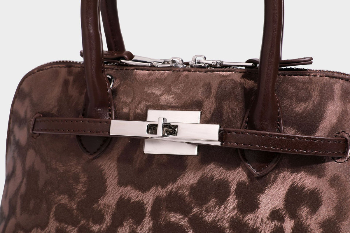 Strukturierte Henkeltasche mit tonal abgestimmtem Leopardenprint, Besatz in Lederoptik, gerollten Henkeln, vorderem Drehverschluss und