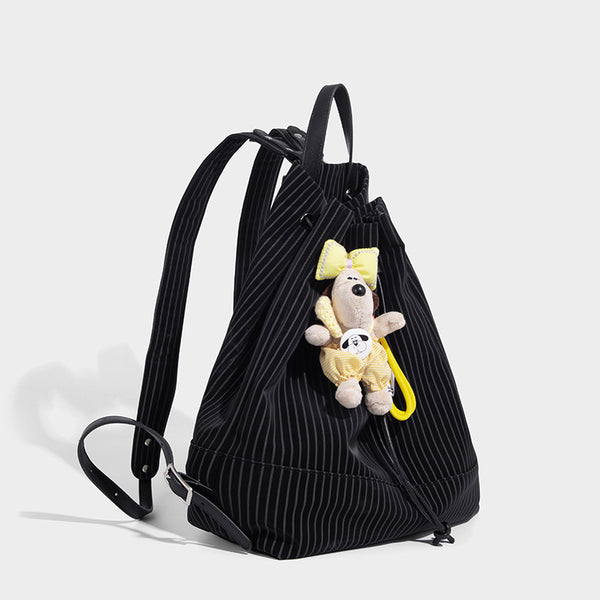 Schwarze wandelbare Rucksack-Handtasche mit Nadelstreifen, Zugbandverschluss, Tragegriff in Lederoptik und matten Beschlägen, Vorderansicht