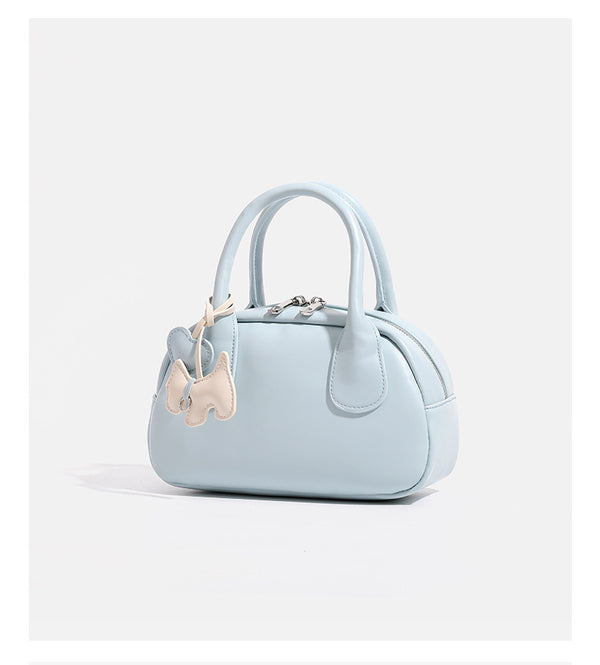 Mini-Handtasche in Kuppelform mit glatter Oberfläche in Lederoptik, zwei Henkeln, Reißverschluss oben, silberfarbenen Metalldetails und herabhängendem