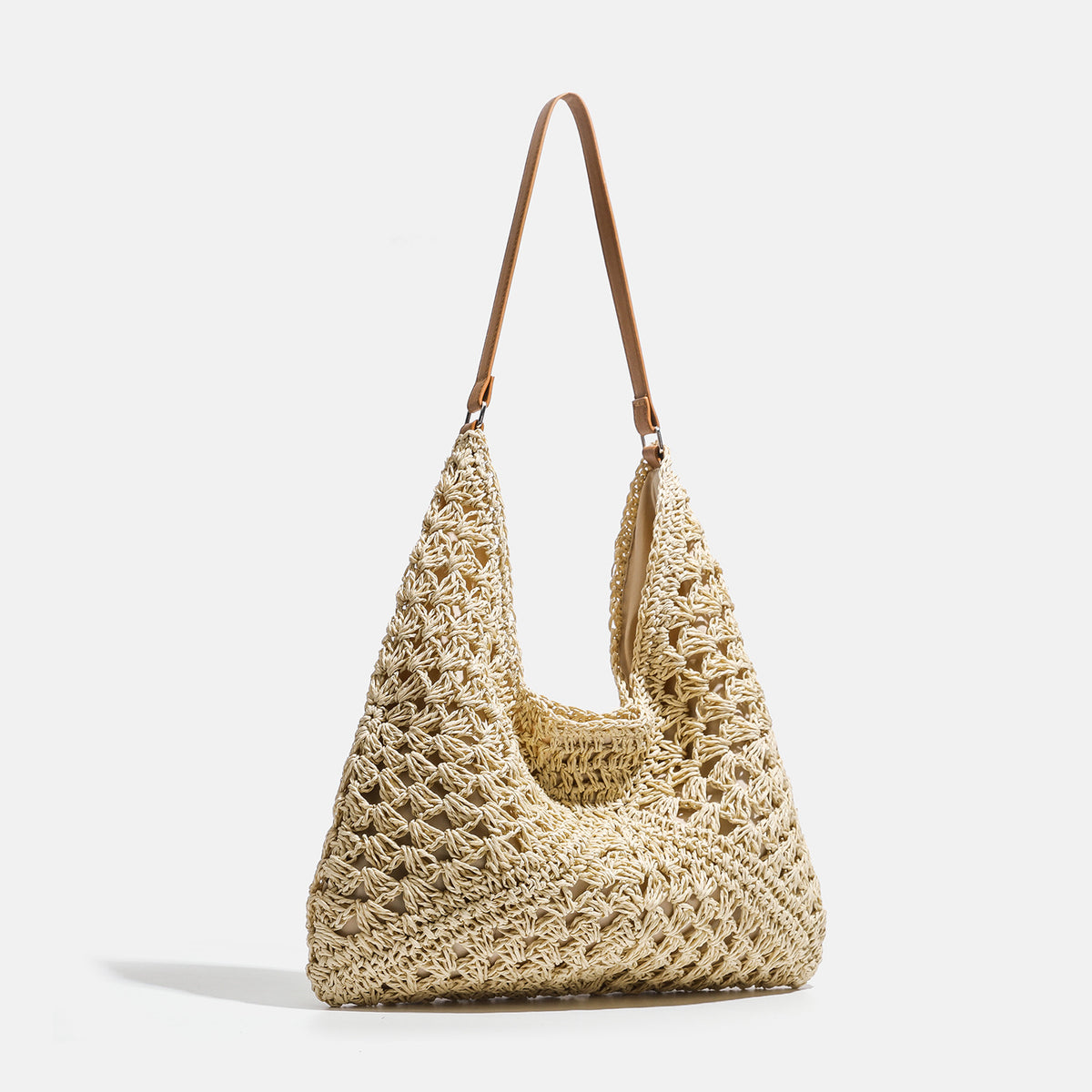 Hobo-Schultertasche aus naturweißem, grobmaschigem Häkelgewebe mit hellbraunem Schulterriemen in Lederoptik und cremefarbenem Stofffutter, Detailansicht 2