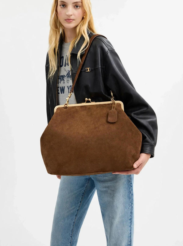 Strukturierte Rahmenschultertasche mit Kussverschluss, goldfarbenen Beschlägen und Riemen in Lederoptik, Detailansicht 17