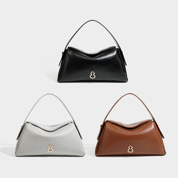 Glänzende, geknautschte Trapez-Schultertasche mit Klappenverschluss, Logo-Beschlägen in Goldoptik, Tragegriff und abnehmbarem, verstellbarem