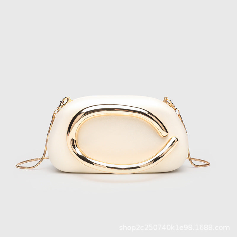 Kleine rechteckige Crossbody-Clutch mit abgerundeten Ecken, oversized poliertem C-förmigem Goldgriff und schmalem Goldkettenriemen, Detailansicht
