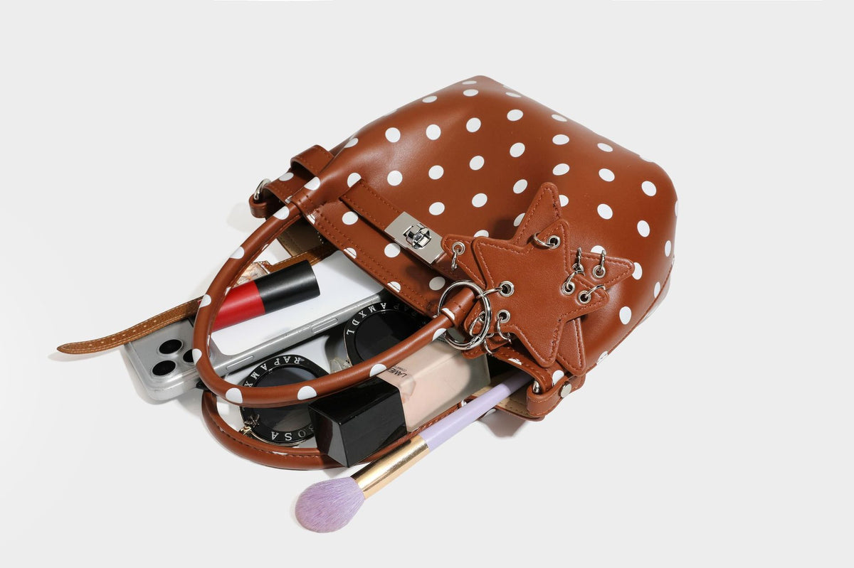 Kleine strukturierte Mini-Tote-Bag mit Punkten in Braun und weißen Punkten, Sternanhänger, zwei Tragegriffen und abnehmbarem Schulterriemen