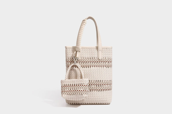 Kleine, formstabile Korb-Shopper-Tasche aus geflochtenem Material mit umwickelten Griffen in Lederoptik und silberfarbenen Verschlussbeschlägen, Detailansicht 31