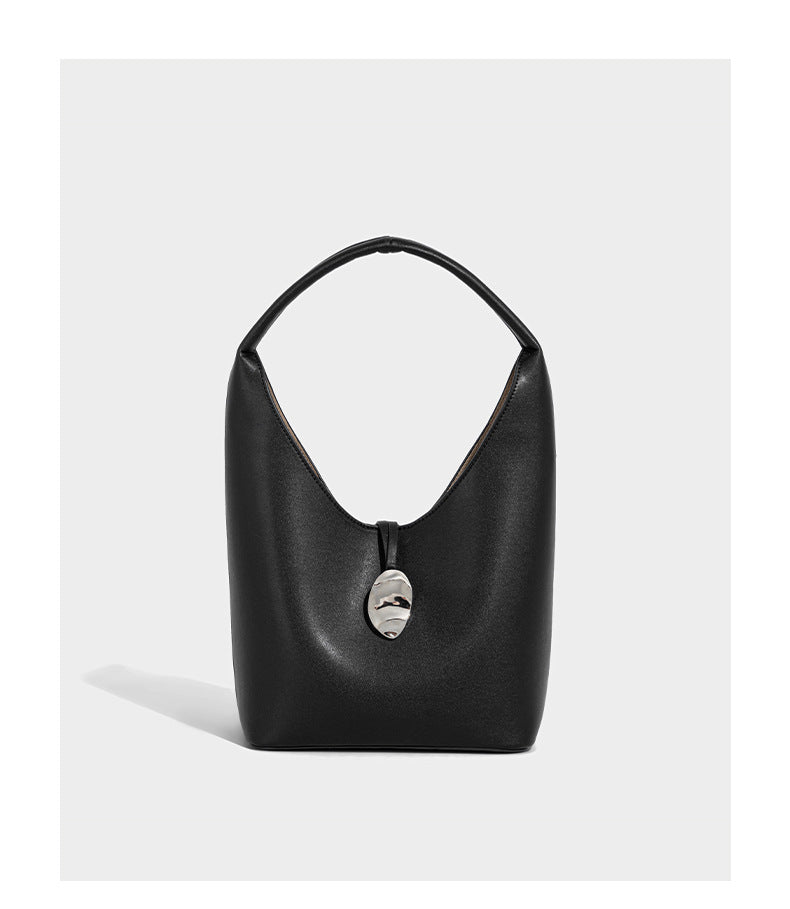Schlichte Hobo-Schultertasche in matter Lederoptik mit gewölbtem Henkel und silberfarbenem, ovalem Anhänger, Detailansicht 10