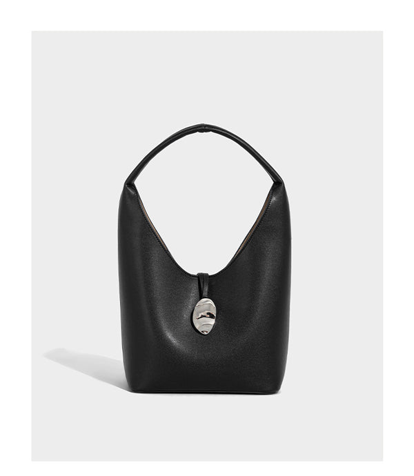 Schlichte Hobo-Schultertasche in matter Lederoptik mit gewölbtem Henkel und silberfarbenem, ovalem Anhänger, Detailansicht 10