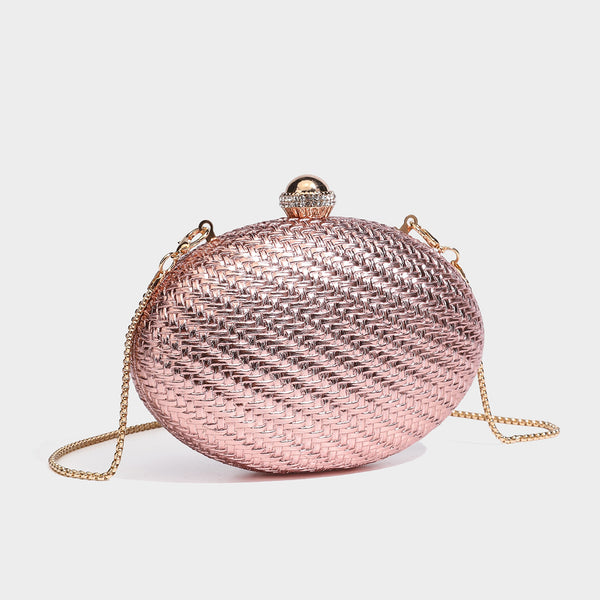 Kleine ovale Clutch aus metallisch glänzendem Flechtmaterial mit schmucksteinbesetztem goldfarbenem Bügelverschluss und abnehmbarem Kettenriemen, Vorderansicht