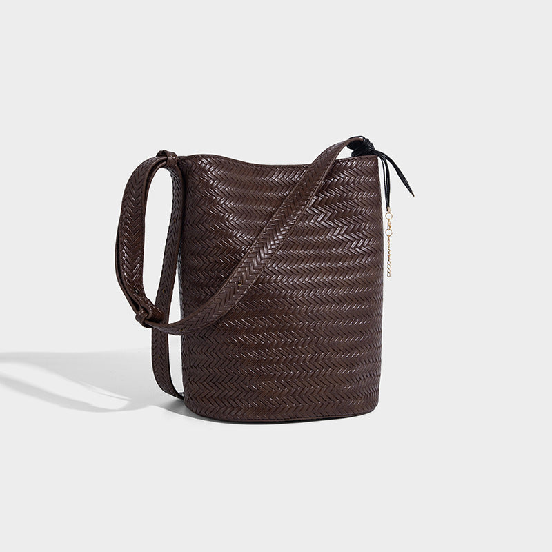 Bucket-Bag in gewebter Lederoptik mit Chevron-Muster, verstellbarem Schulterriemen und goldfarbenem Anhänger, Detailansicht 7