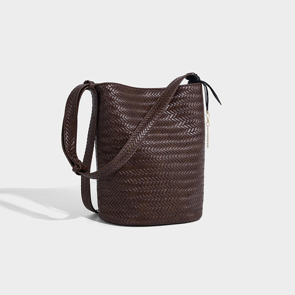Bucket-Bag in gewebter Lederoptik mit Chevron-Muster, verstellbarem Schulterriemen und goldfarbenem Anhänger, Detailansicht 7