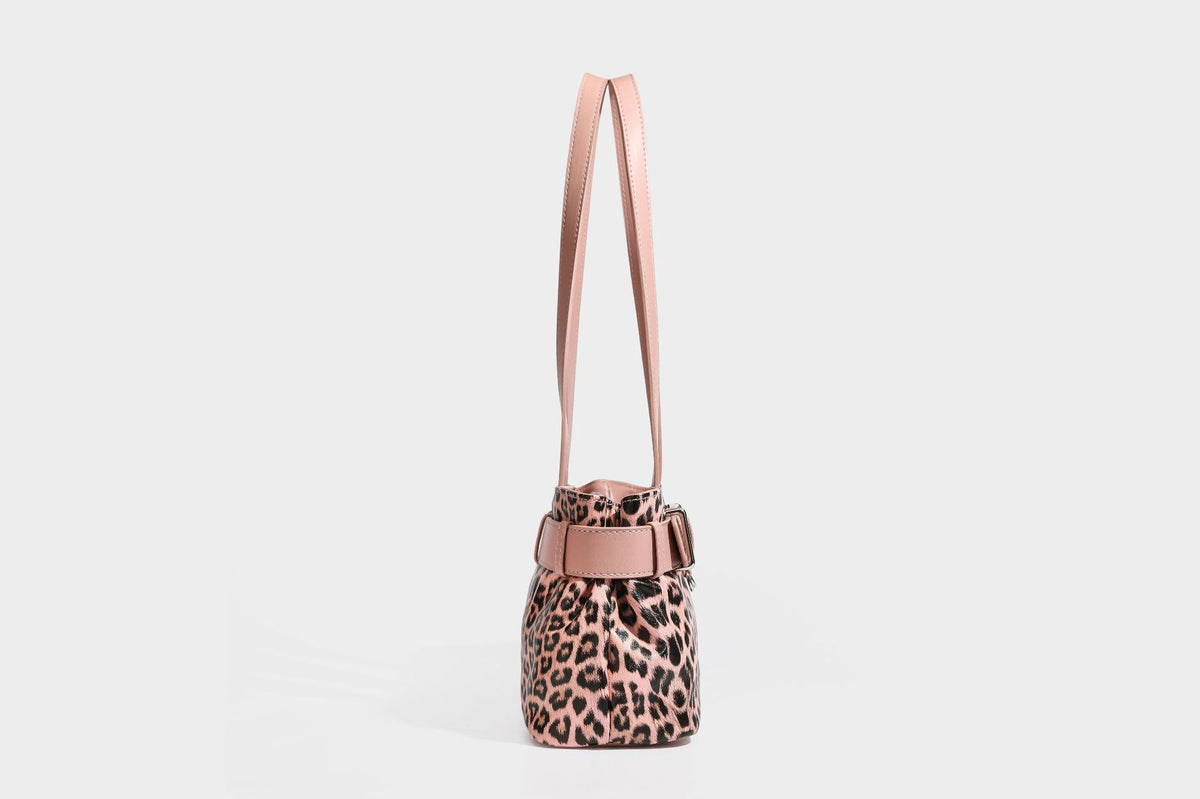 Strukturierte Schultertasche mit Leopardenmuster, Gürtelverschluss-Detail, zwei langen Riemen und silberfarbenen Metallbeschlägen, Detailansicht